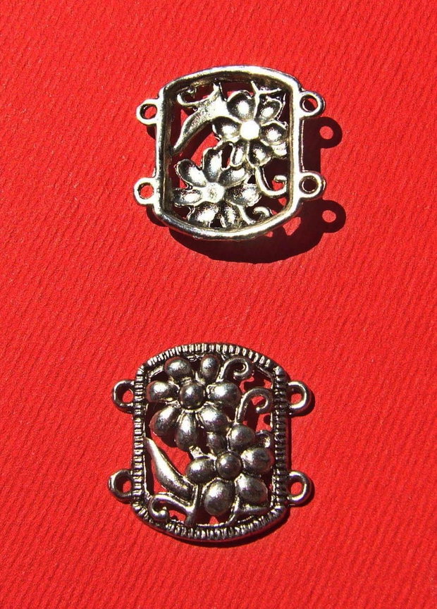 Conector metalic finisaj argintiu aprox 21x20.5 mm