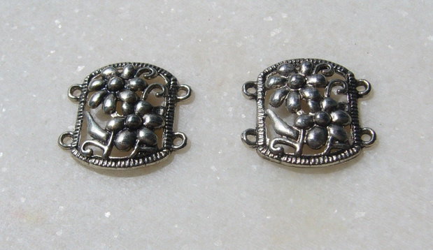 Conector metalic finisaj argintiu aprox 21x20.5 mm