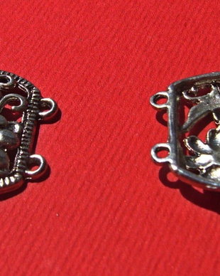 Conector metalic finisaj argintiu aprox 21x20.5 mm