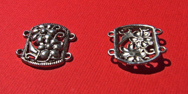 Conector metalic finisaj argintiu aprox 21x20.5 mm