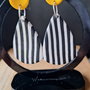 Cercei picătură handmade din lut | Model geometric alb-negru-galben