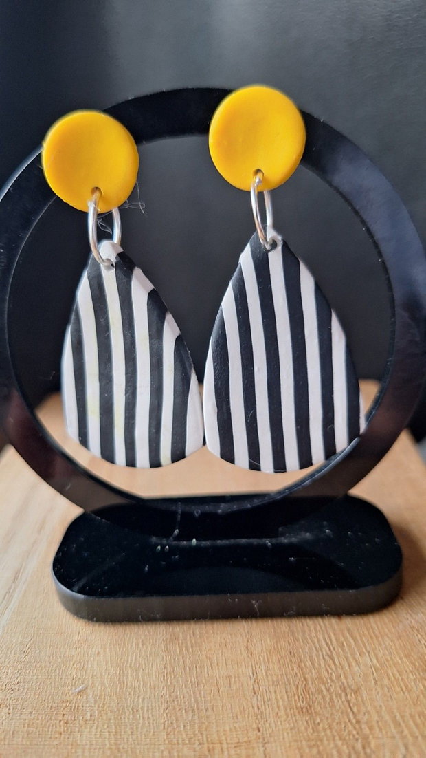 Cercei picătură handmade din lut | Model geometric alb-negru-galben