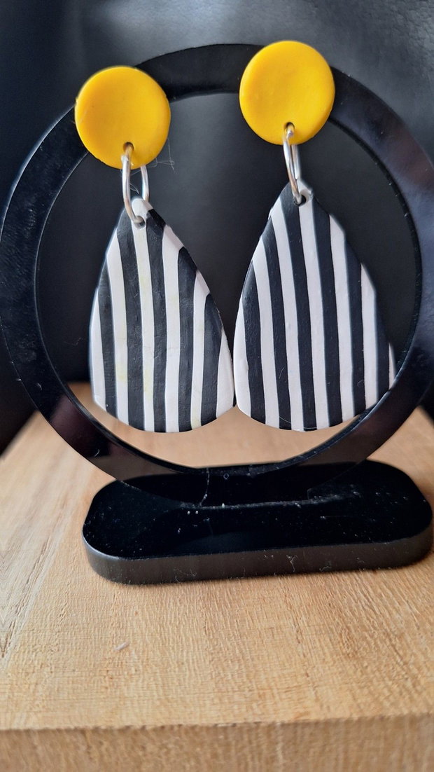 Cercei picătură handmade din lut | Model geometric alb-negru-galben