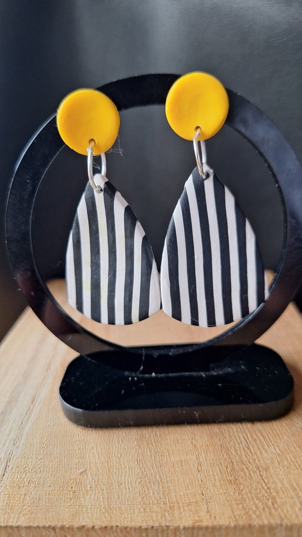 Cercei picătură handmade din lut | Model geometric alb-negru-galben