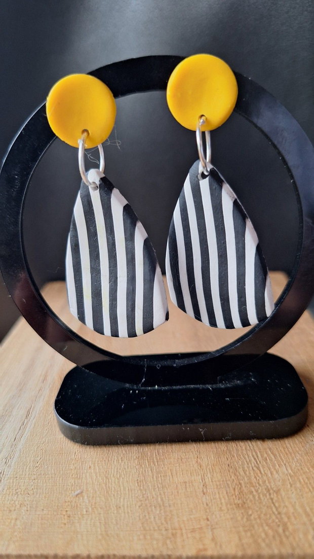 Cercei picătură handmade din lut | Model geometric alb-negru-galben
