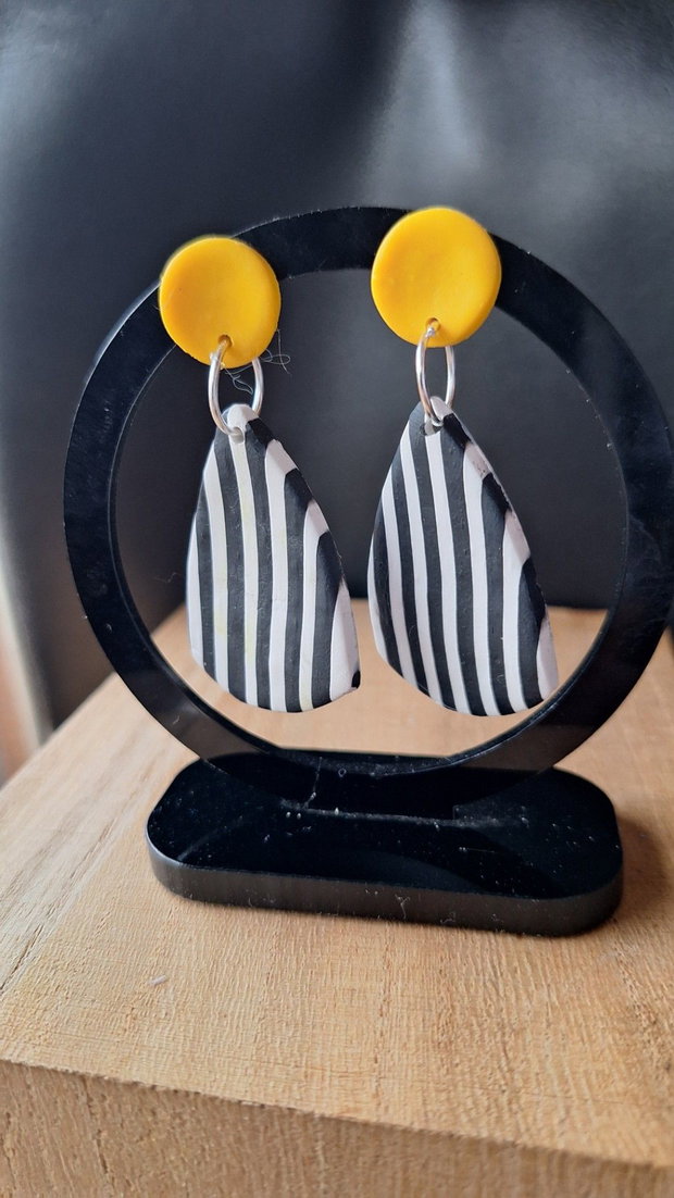 Cercei picătură handmade din lut | Model geometric alb-negru-galben