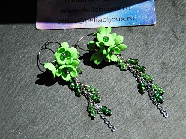 Cercei Lungi Handmade Verde Crud Flori din Foamiran și Cristale, Cadou Femei (cod1443)