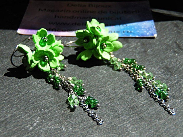 Cercei Lungi Handmade Verde Crud Flori din Foamiran și Cristale, Cadou Femei (cod1443)