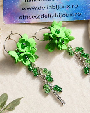 Cercei Lungi Handmade Verde Crud  Flori din Foamiran și Cristale, Cadou Femei (cod1443) - cadouri femei, cercei eleganti botez, bijuterii unicat flori