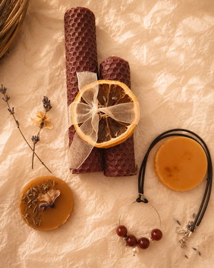 Mini-set cadou pentru femei cu lumânari parfumate, medalioane din ceară de albine și pandaniv cu pietre naturale