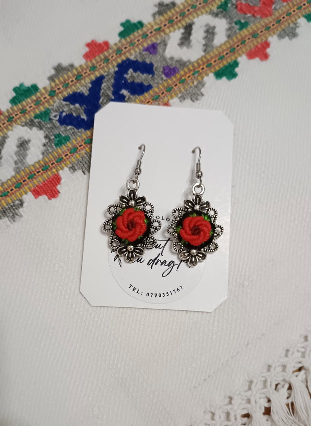 Cercei atârnători cu broderie manuala