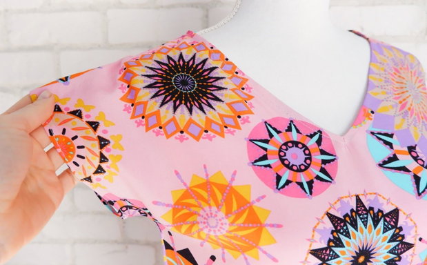 Bluza si Fusta Vaporoase Roz cu Print Multicolor