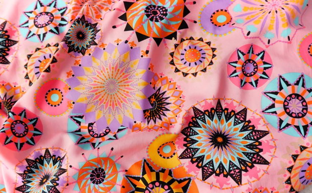 Bluza si Fusta Vaporoase Roz cu Print Multicolor