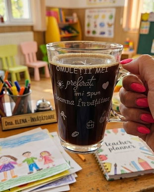 Cană din sticlă gravată manual INVATATOARE  Cadou personalizat pentru SFARSIT AN SCOLAR