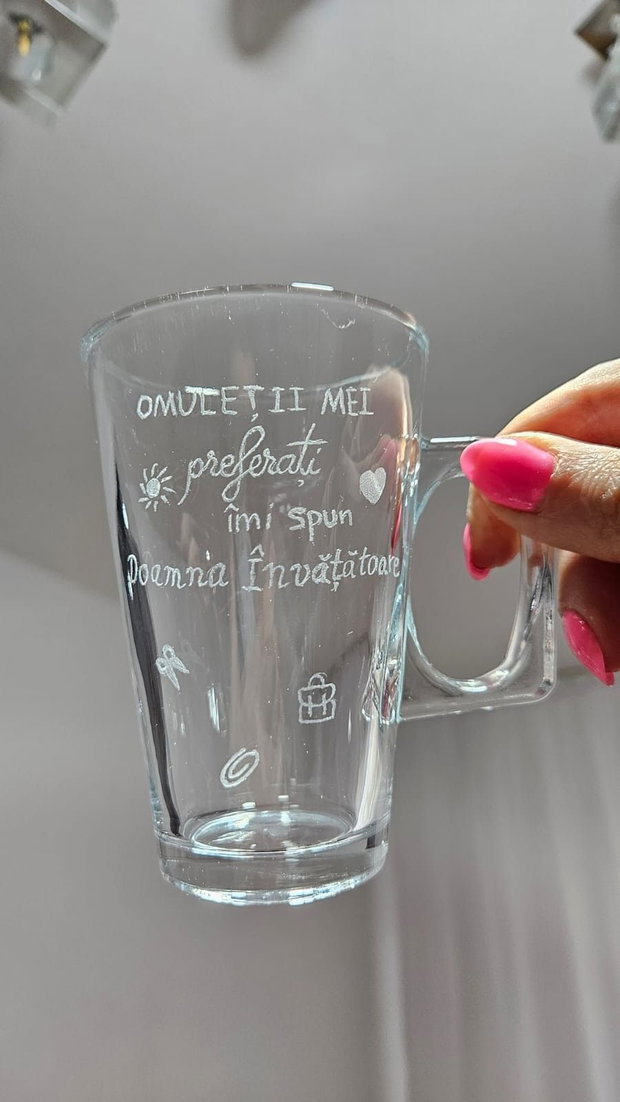 Cană din sticlă gravată manual INVATATOARE  Cadou personalizat pentru SFARSIT AN SCOLAR