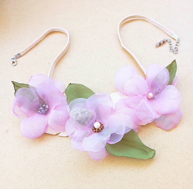 Colier diafan floral roz delicat