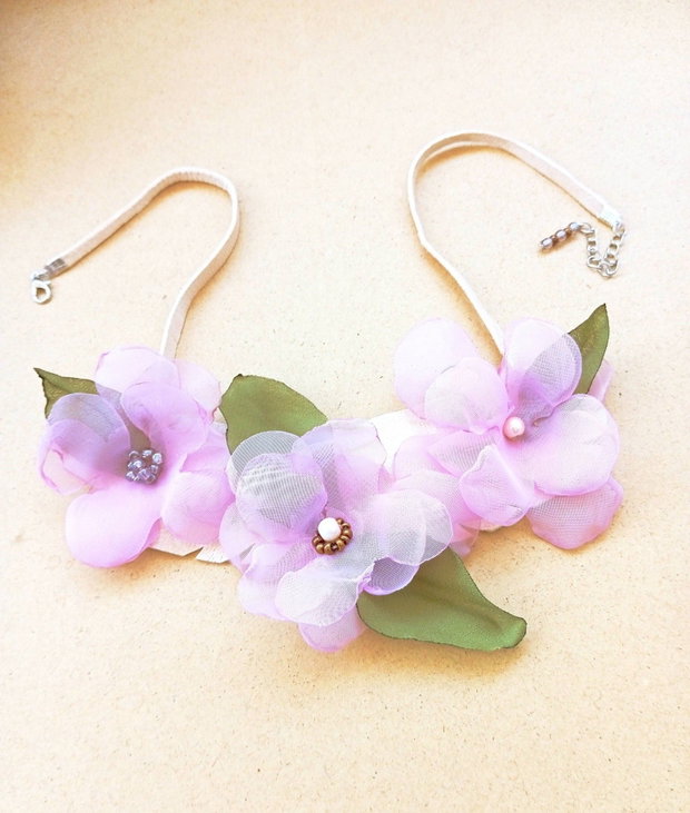 Colier diafan floral roz delicat