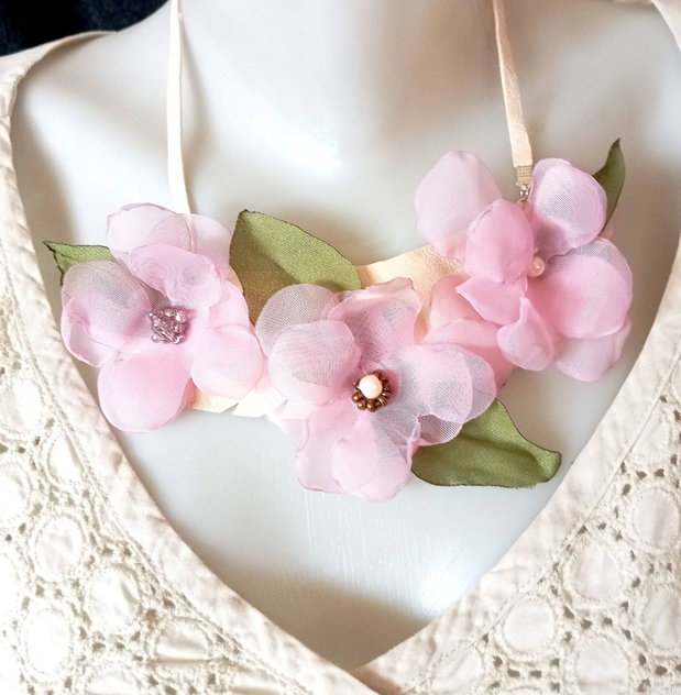 Colier diafan floral roz delicat