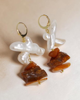 Cercei din inox aurit, chihlimbar si perle de cultura, cercei lungi, cercei statement, cercei handmade
