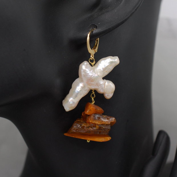 Cercei din inox aurit, chihlimbar si perle de cultura, cercei lungi, cercei statement, cercei handmade