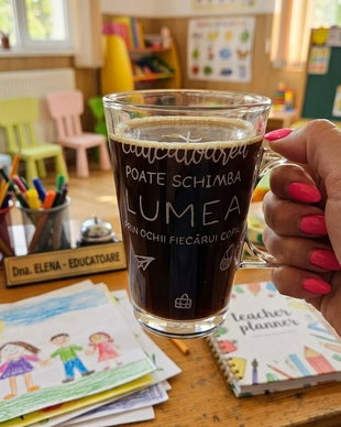 Cană din sticlă gravată manual EDUCATOARE  Cadou personalizat pentru SFARSIT AN SCOLAR