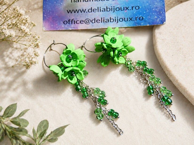 Cercei Lungi Handmade Verde Crud Flori din Foamiran și Cristale, Cadou Femei (cod1443)