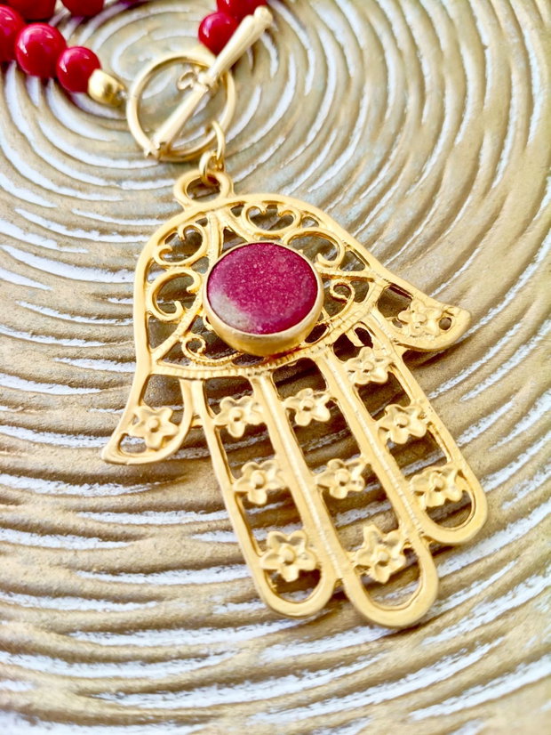 Colier perle de Mallorca rosii & Mana lui Hamsa zamac aurit