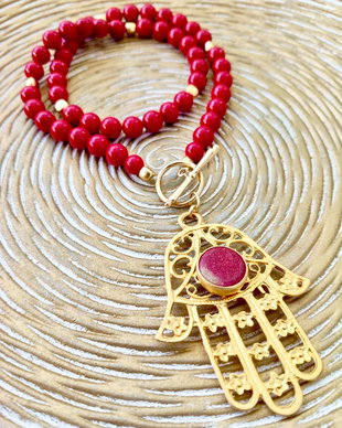 Colier perle de Mallorca rosii & Mana lui Hamsa zamac aurit