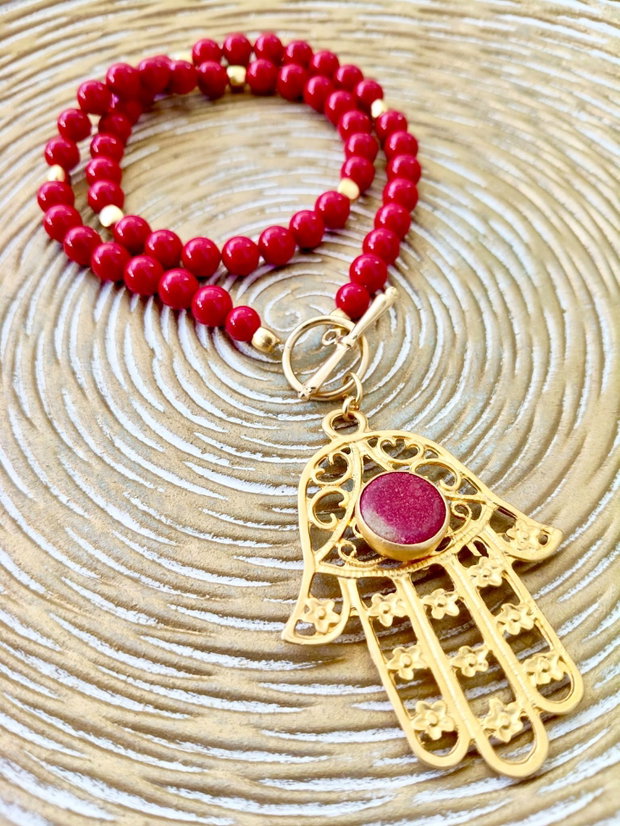 Colier perle de Mallorca rosii & Mana lui Hamsa zamac aurit