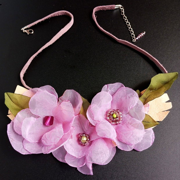 Colier diafan floral lila delicat