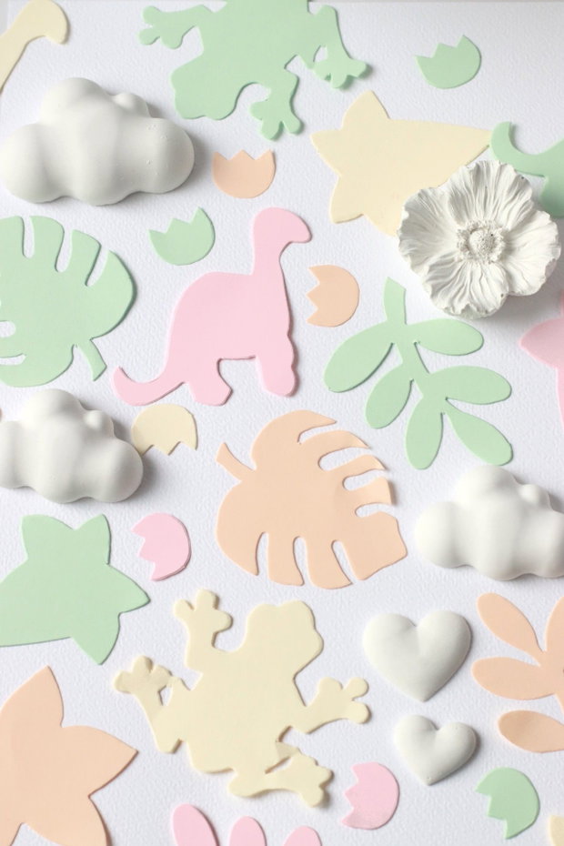 Set 100buc iederă, broscuță, frunze decorative, dinozaur, frunză monstera și urme de dinozaur - carton colorat - Maxi Confetti