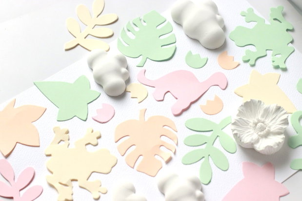 Set 100buc iederă, broscuță, frunze decorative, dinozaur, frunză monstera și urme de dinozaur - carton colorat - Maxi Confetti