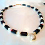 Reținut M.T. / Colier elegant si splendid, cu 12 perle albe mari si agate topaz inchis