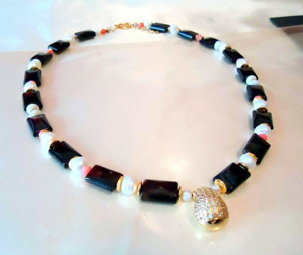 3 zile reducere!!  Colier elegant cu perle albe si agate topaz inchis