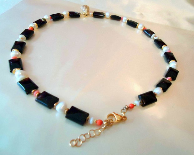 3 zile reducere!!  Colier elegant cu perle albe si agate topaz inchis