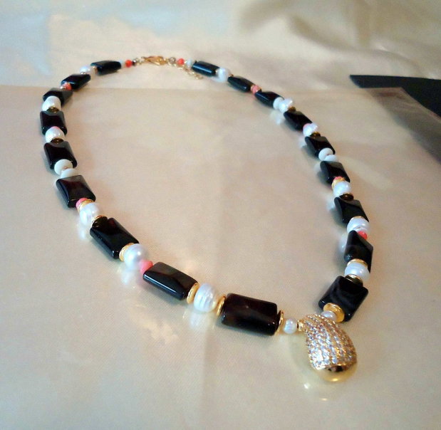 3 zile reducere!!  Colier elegant cu perle albe si agate topaz inchis