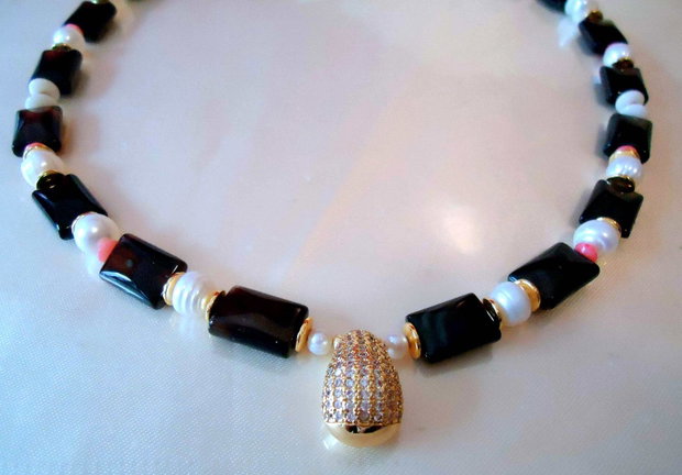 3 zile reducere!!  Colier elegant cu perle albe si agate topaz inchis