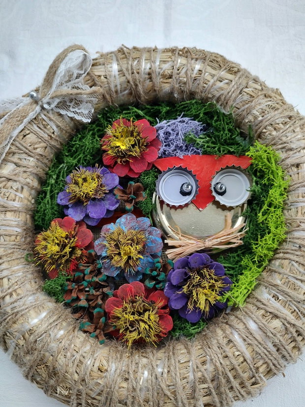 Decor Coroniță , Bufnita din gradina cu flori.