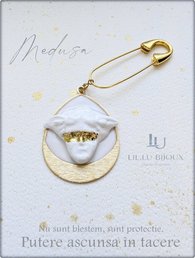 Broșă Medusa albă cu bandă aurie, medalion lacrimă elegant, accesoriu statement handmade