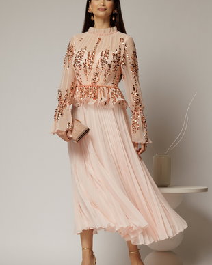 Rochie midi roz de seara din voal plisat cu perle si paiete
