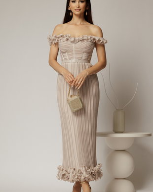 Rochie midi bej de ocazie cu bust tip corset si fusta plisata