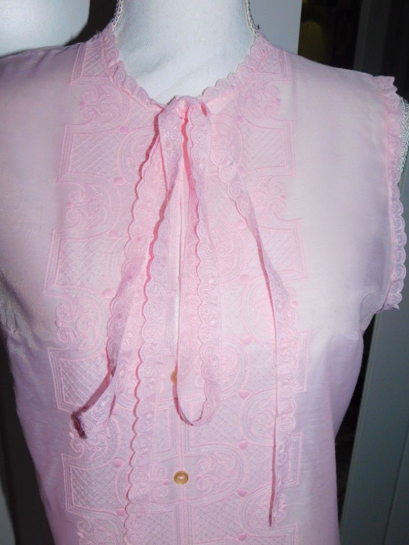 Set deosebit, Austria, nou, camasa noapte si halat, brodate, masura 42 , deosebite