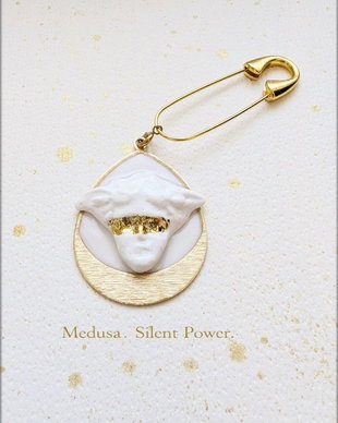 Broșă Medusa albă cu bandă aurie, medalion lacrimă elegant, accesoriu statement handmade