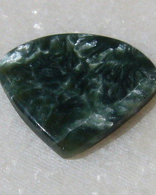 Cabochon serafinit aprox 22x18.5x3 mm