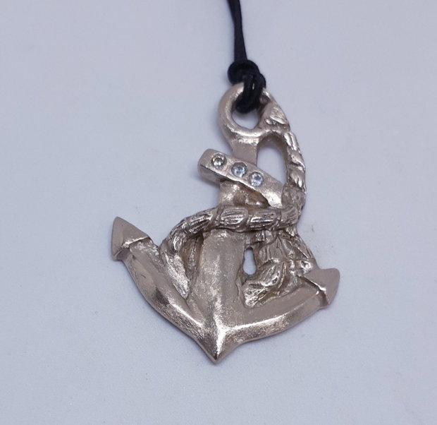 Pandantiv unicat in forma de ancora din bronz cu zirconii