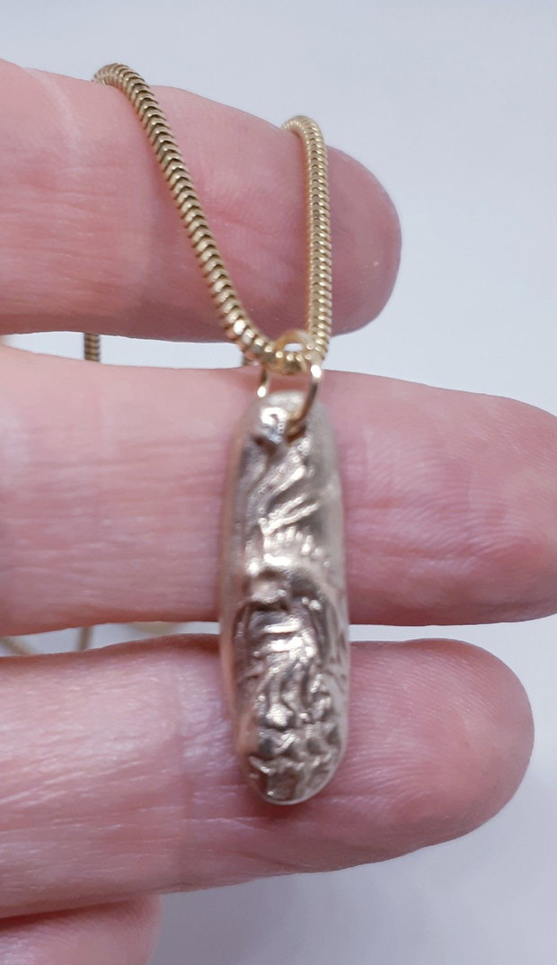 Pandantiv unicat din bronz, in forma de bagheta, cu un cap de phoenix cu ochi de zirconiu galben