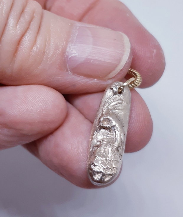 Pandantiv unicat din bronz, in forma de bagheta, cu un cap de phoenix cu ochi de zirconiu galben