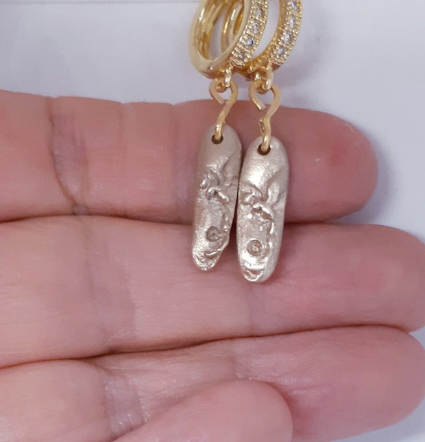 Cercei unicat din bronz, ovali, cu un phoenix si zirconii