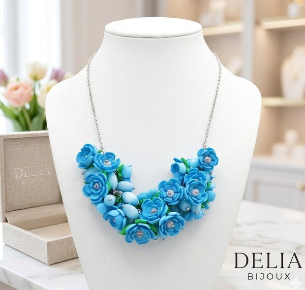 Colier handmade statement cu flori bleu - buchet floral pe lanț din inox (cod1377)