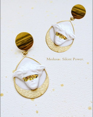 Cercei Medusa albă cu bandă aurie, medalion lacrimă elegant, accesoriu statement handmade